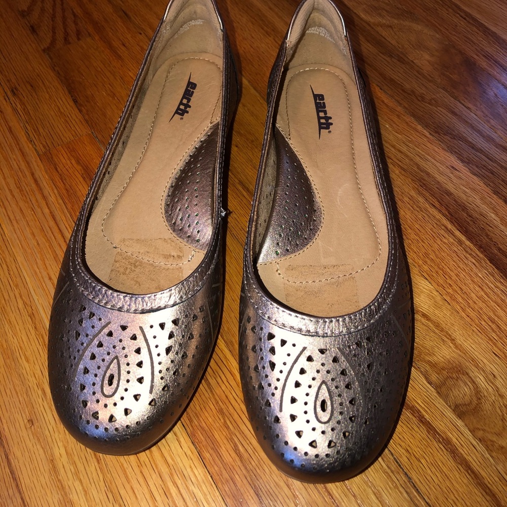 Earth brand champagne ballet flat